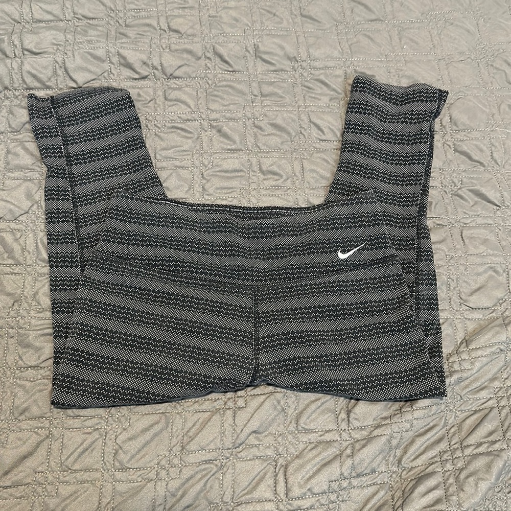 𝅺nike zigzag, polkadot, cropped leggings size S